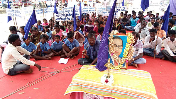 ದಲಿತ ಕಾಲೋನಿಗೆ ರಸ್ತೆಗಾಗಿ ಆಗ್ರಹ: ದಲಿತ ಮುಖಂಡರಿಂದ ಪ್ರತಿಭಟನೆ